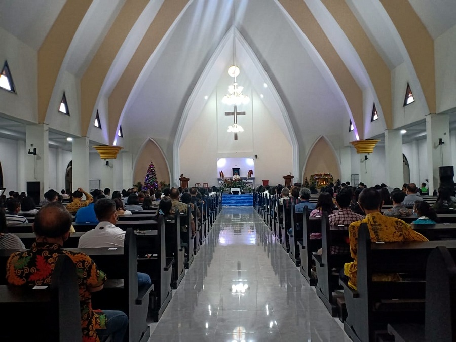 Misa Perayaan Malam Natal Kapel St Thomas Aquinas yang berada di lingkungan kampus 2 ITN Malang, Kamis (23/12/2020). (Foto: Mita/humas)