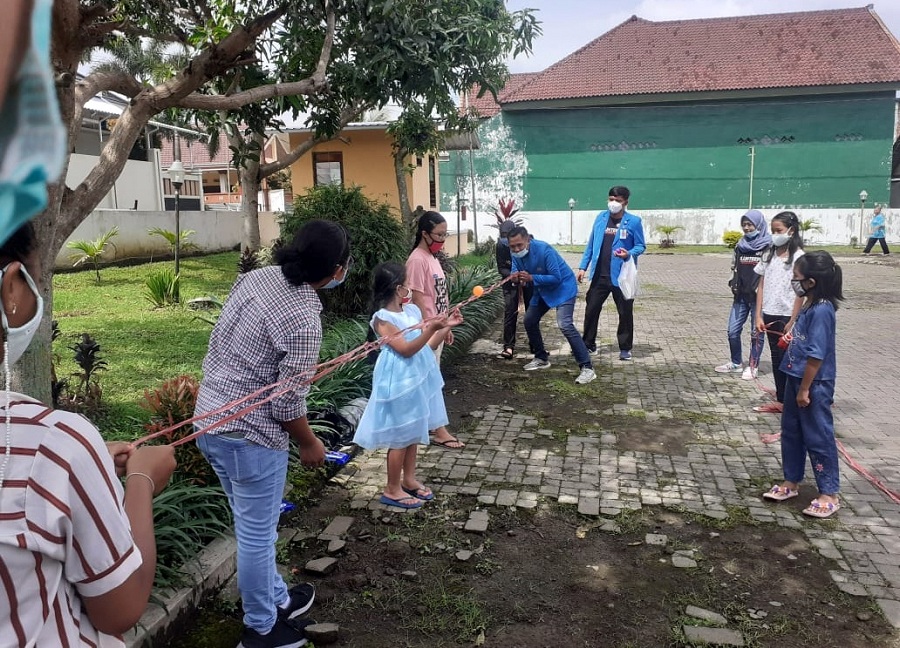 Outbound mahasiswa ITN Malang dan anak-anak "Griya Asih" untuk menumbuhkan rasa kebersamaan dan membangun kerjasama antar pemain. (Foto: Istimewa)