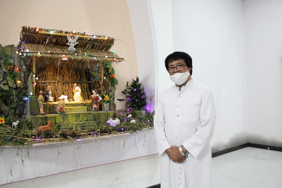 Romo Eko Putranto O.Carm saat ditemui sebelum memimpin Misa Perayaan Malam Natal kedua di Kapel St Thomas Aquinas di lingkungan Kampus 2 ITN Malang. (Foto: Yanuar/humas)