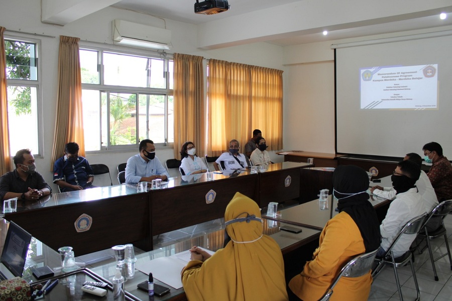 Sharing program MBKM antara Fakultas Teknologi Industri (FTI) ITN Malang dan Fakultas Teknik Unika Widya Karya Malang. (Foto: Yanuar/humas)