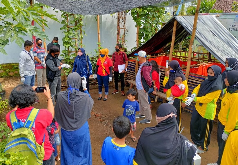 Anggota Komisi C DPRD Jatim, Dr.Drs. H Agus Dono Wibawanto, M.Hum (rompi hitam) saat berdialog dengan warga. (Foto: Ari/humas)