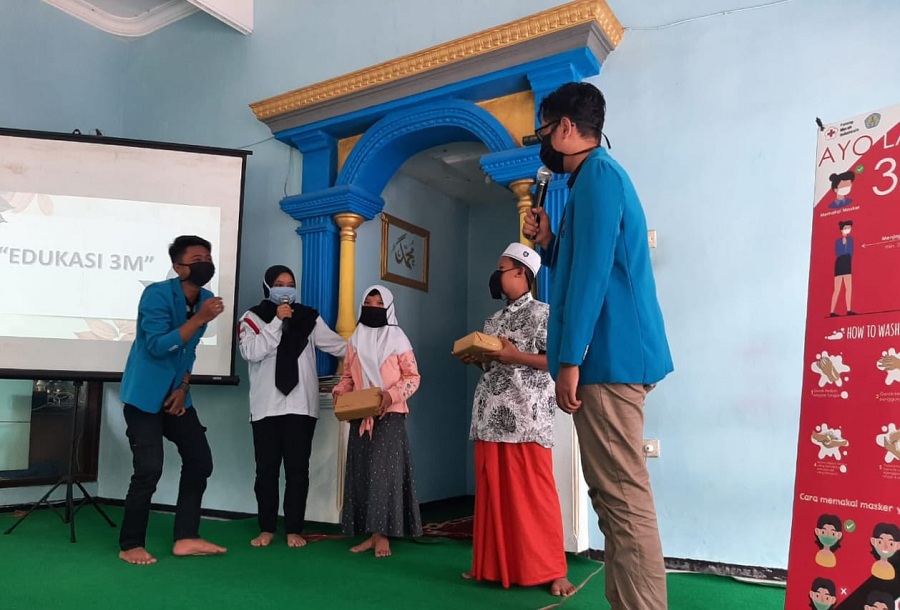 Duta Mahasiswa Satgas Covid-19 ITN Malang dan KSR PMI Unit ITN Malang mengadakan kampanye 3M dan bakti sosial di salah satu panti asuhan. (Foto: Istimewa)