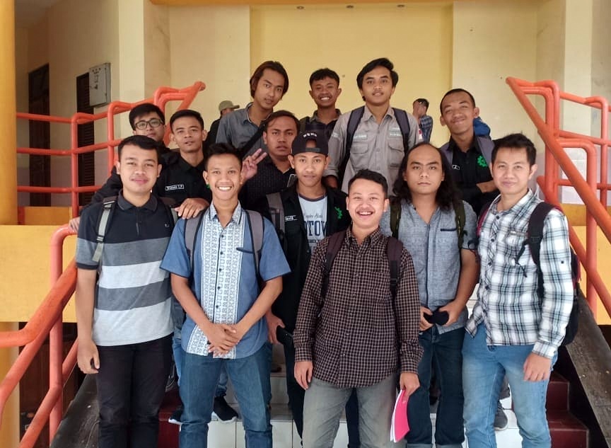 Muhammad Aditya mahasiswa Teknik Mesin S-1 ITN Malang (dua dari kanan depan) bersama teman-temannya saat kuliah offline sebelum pandemi Covid-19. (Foto: Istimewa)