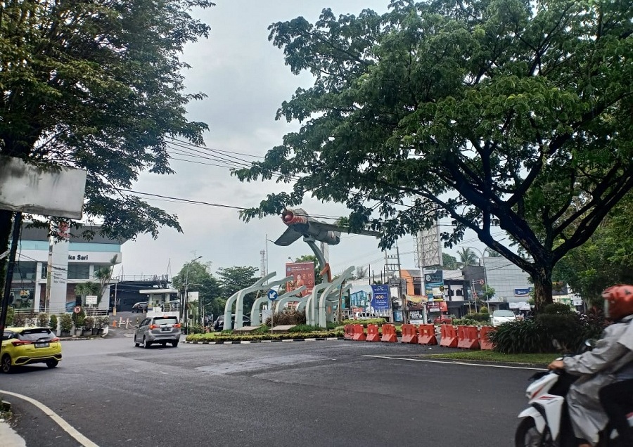 Perempatan patung pesawat di Jalan Sukarno Hatta bila musim penghujan ekstrim menjadi langganan banjir. (Foto: Mita/humas)