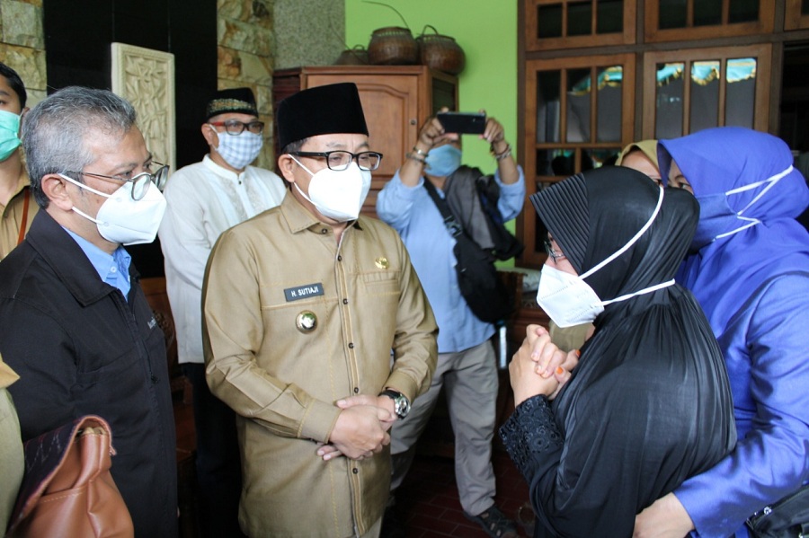 Di rumah duka Jalan Simpang Sulfat Utara Kota Malang. Ki-ka: Ketua Yayasan P2PUTN Ir Kartiko Ardi Widodo MT; Wali Kota Malang Drs Sutiaji dan Ir. Ari Mukti, MT isteri almarhum Prof kustamar (baju hitam), Senin (08/02/21).  Foto: Yanuar/humas)