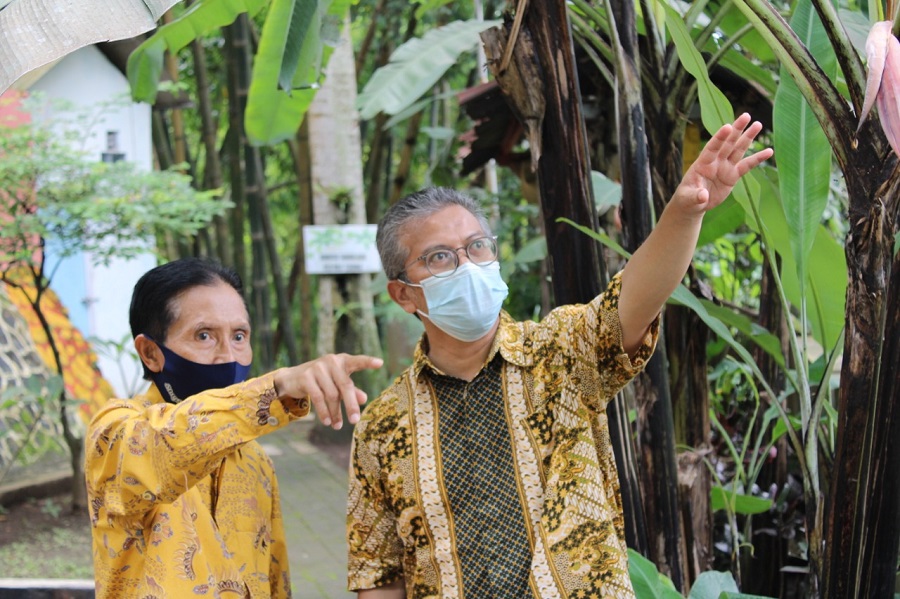 Ketua Yayasan Tirta Rona Drs Agus Gunarto EP MM (kiri) dan Ketua Yayasan P2PUTN Ir Kartiko Ardi Widodo MT (kanan) bersama-sama meninjau lokasi Tirta Rona Wisata Peduli Perubahan Iklim. (Foto: Yanuar/humas)