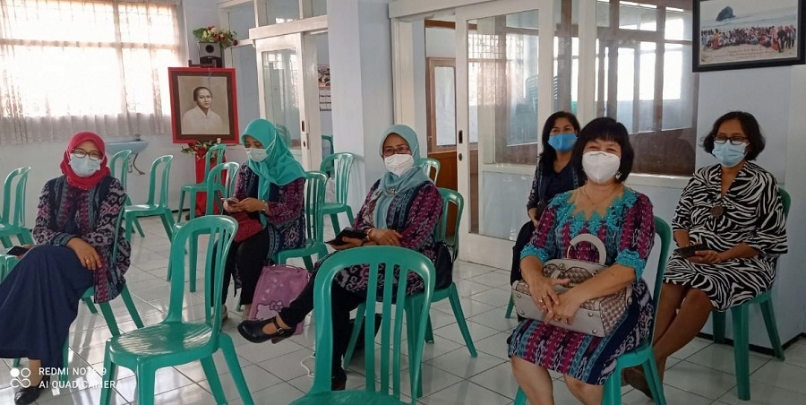 Ir. Ari Mukti, MT (tiga dari kiri) bersama pengurus Rukun Ibu ITN Malang menjelang acara sertijab. (Foto: Yuli/Humas Rukun Ibu ITN Malang)