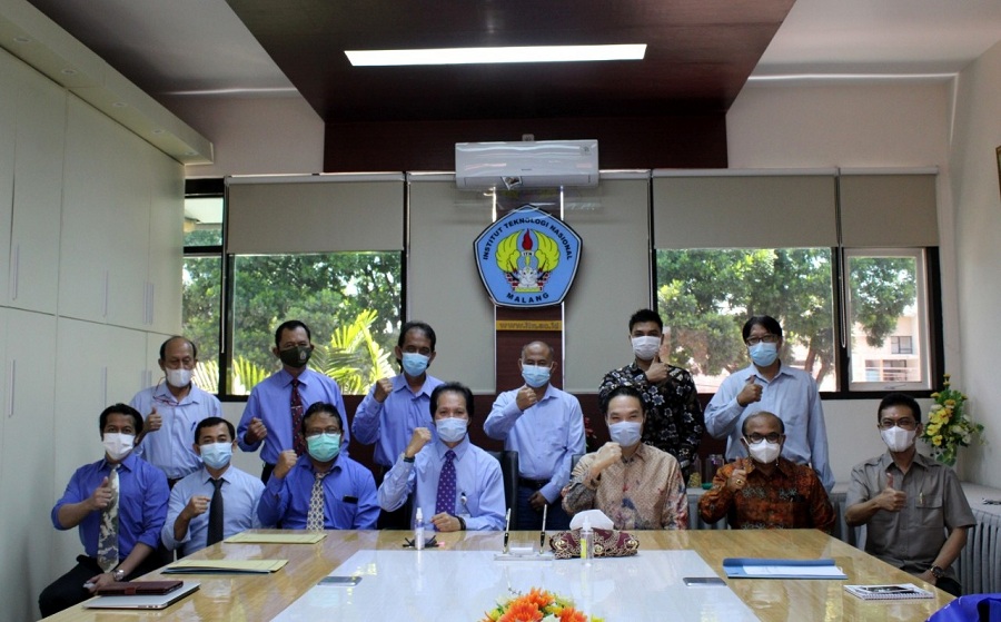 Foto berfoto: Dua alumni ITN Malang, General Manager PT Intelegensia Grahatama, Kriswidyat Praswanto, ST MM alumnus Teknik Sipil (duduk paling kanan) dan Design and Planning KEK Singhasari, Agus Pramono alumnus Arsitektur (baju hitam) ikut foto bersama usai penandatanganan Nota Kesepahaman Kerja Sama antara ITN Malang dan KEK Singhasari. (Foto: Yanuar/humas)