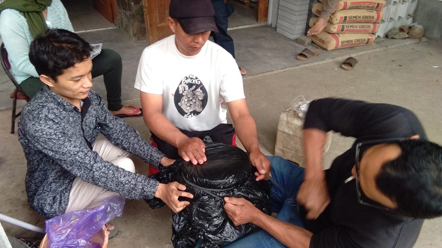 Nur Hendri Wahyu Firdaus (paling kiri) saat uji coba pembuatan MOL dengan para petani Kota Batu. (Foto: Istimewa)