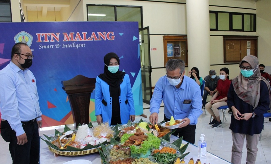 Pemotongan tumpeng untuk Prodi Teknik Informatika (ki-ka): Kaprodi Teknik Informatika S-1, Suryo Adi Wibowo, ST, MT; Dekan FTI ITN Malang, Dr. Ellysa Nursanti, ST MT dan Ketua P2PUTN Ir Kartiko Ardi Widodo, MT. (Foto: Yanuar/humas)