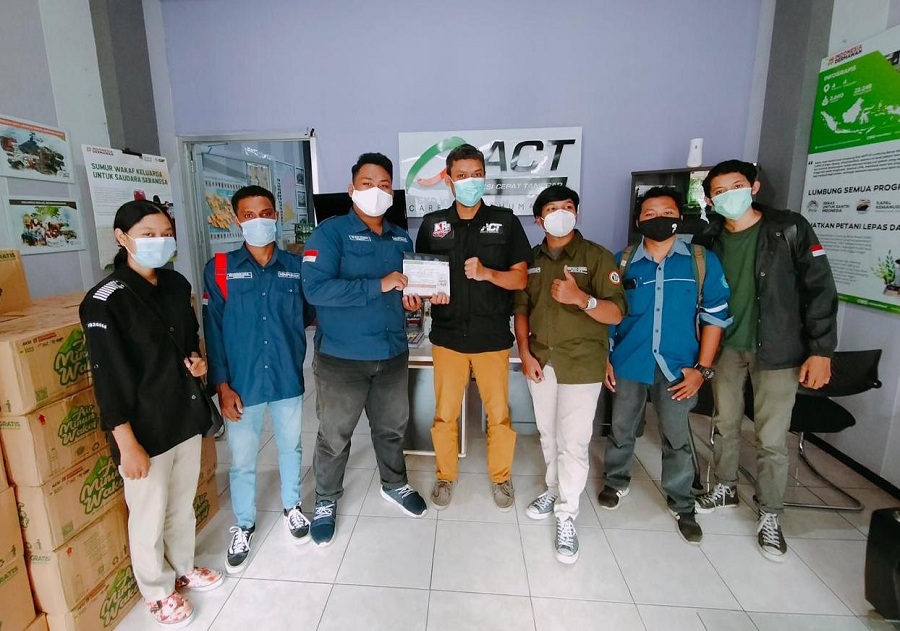 Muhammad Rafi Fahrizi (tiga dari kiri) bersama perwakilan HMJ ITN Malang menyerahkan donasi bantuan ke Aksi Cepat Tanggap (ACT) Malang, Sabtu (17/04/2021). (Foto: Istimewa)