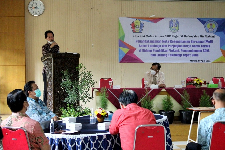 Rektor ITN Malang, Prof Dr Eng Ir Abraham Lomi, MSEE memberi sambutan di SMKN 6 Malang. (Foto: Yanuar/humas)