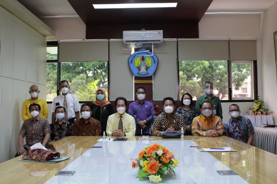 Rektor ITN Malang, Prof. Dr. Eng. Ir. Abraham Lomi, MSEE (duduk, empat dari kiri) bersama jajaran rektorat dan rombongan Pemkab Mahakam Ulu. (15/04/2020). (Foto: Yanuar/humas)