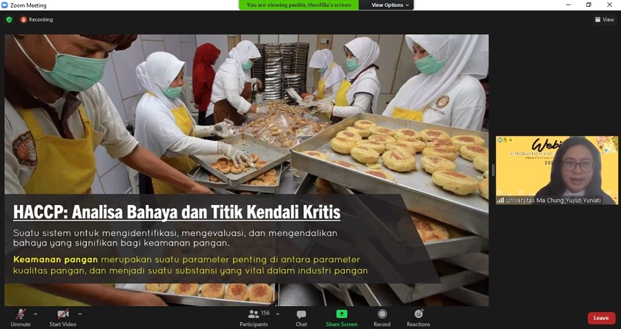 Dr. Yuyun Yuniati, ST., MT, dosen Program Studi Kimia Universitas Ma Chung Ketika menyampaikan materi “Implementasi HACCP bagi Industri Rumahan”. (Foto: Tangkapan layar zoom meeting webinar HMTK 2021)