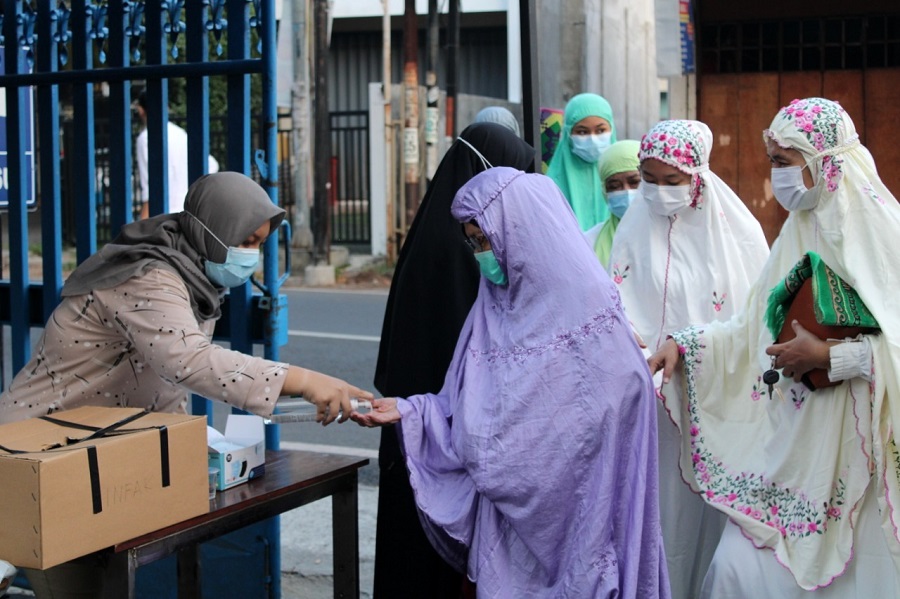 Jemaah salat Idul fitri melewati prokes pengecekan suhu tubuh dan memakai hand sanitizer sebelum memasuki tempat salat di halaman Kampus 1 ITN Malang. (Foto: Yanuar/humas)