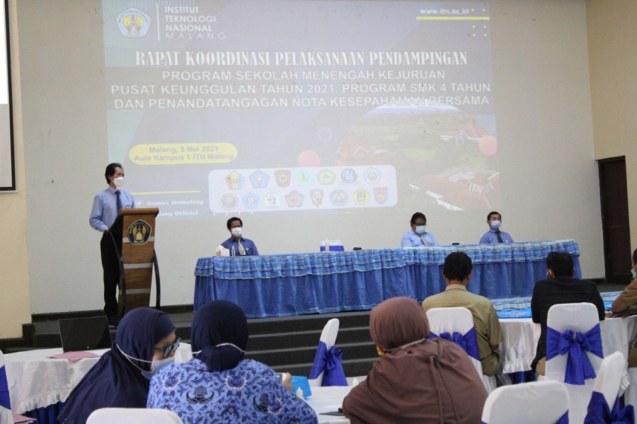Rektor ITN Malang, Prof. Dr.Eng. Ir. Abraham Lomi, MSEE, memberi sambutan dalam rapat koordinasi setelah Ditetapkan Kemendikbud Sebagai Pelaksana Pendamping Program SMK Pusat Keunggulan Tahun 2021. (Foto: Yanuar/humas)