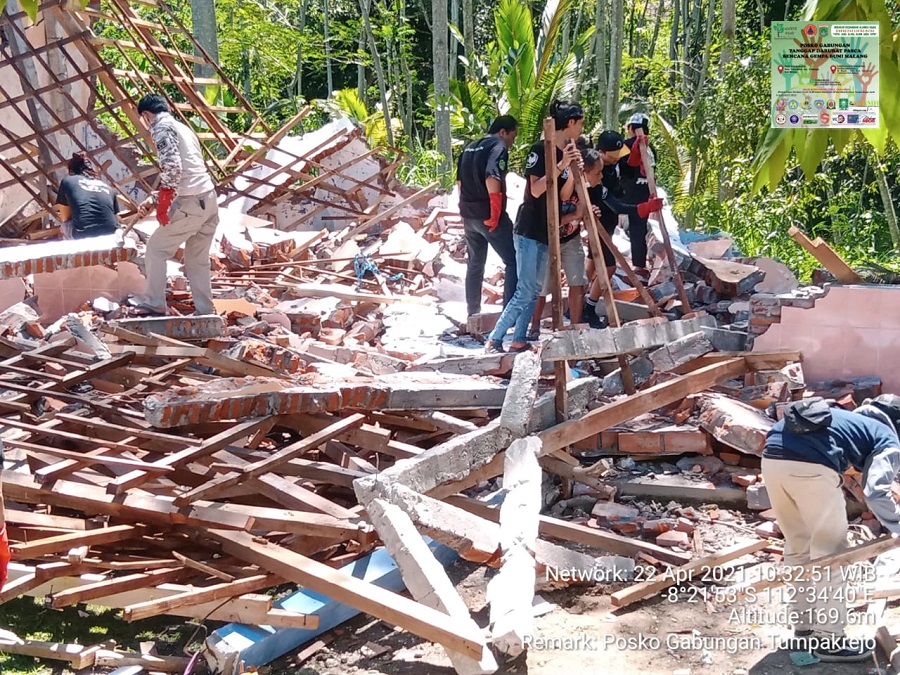 Warga bersama tim relawan sedang membersihkan puing-puing bangunan yang roboh akibat gempa di Kabupaten Malang pada April 2021. (Foto: Istimewa)