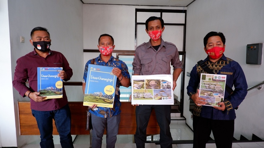 Kepala Desa Gunungrejo, Samsul Hadi, ST (dua dari kanan) bersama anggota Bumdes Desa Gunungrejo, Kecamatan Singosari, Malang. (Foto: Humas ITN Malang)