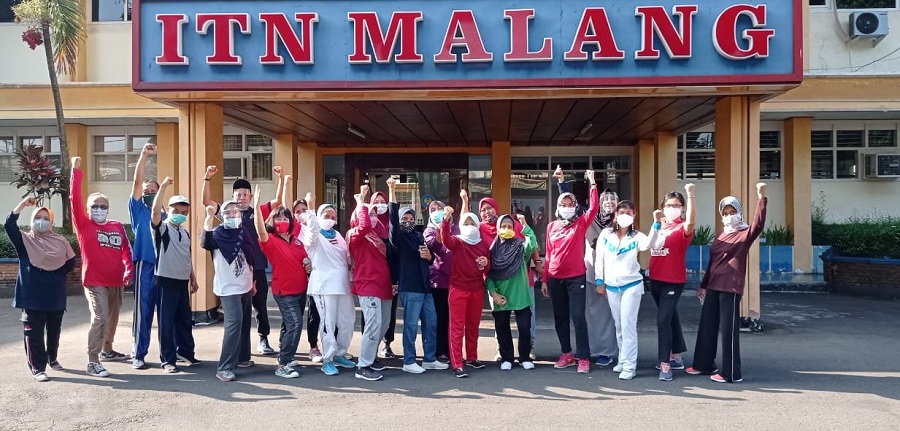 Koordinator Senam Bugar ITN Malang, Laurent Hermin Dwi Yuniarti (depan lima dari kiri) foto bersama peserta senam usai senam perdana. (Foto: Istimewa)