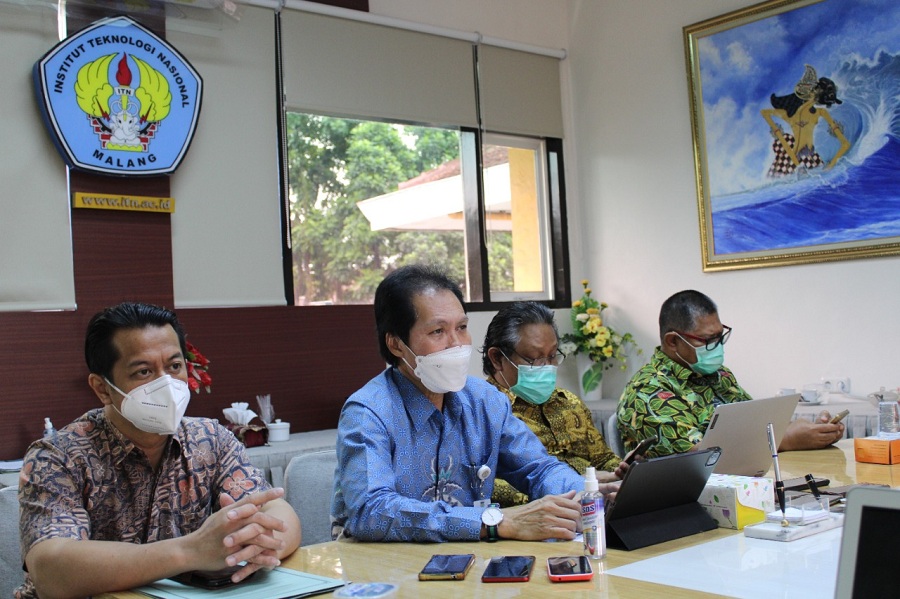Rektor ITN Malang Prof. Dr. Eng. Ir. Abraham Lomi, MSEE (dua dari kiri) saat jumpa pers di Ruang Rapat Rektorium, Kampus 1 ITN Malang, Kamis (17/6/2021). (Foto: Yanuar/humas)