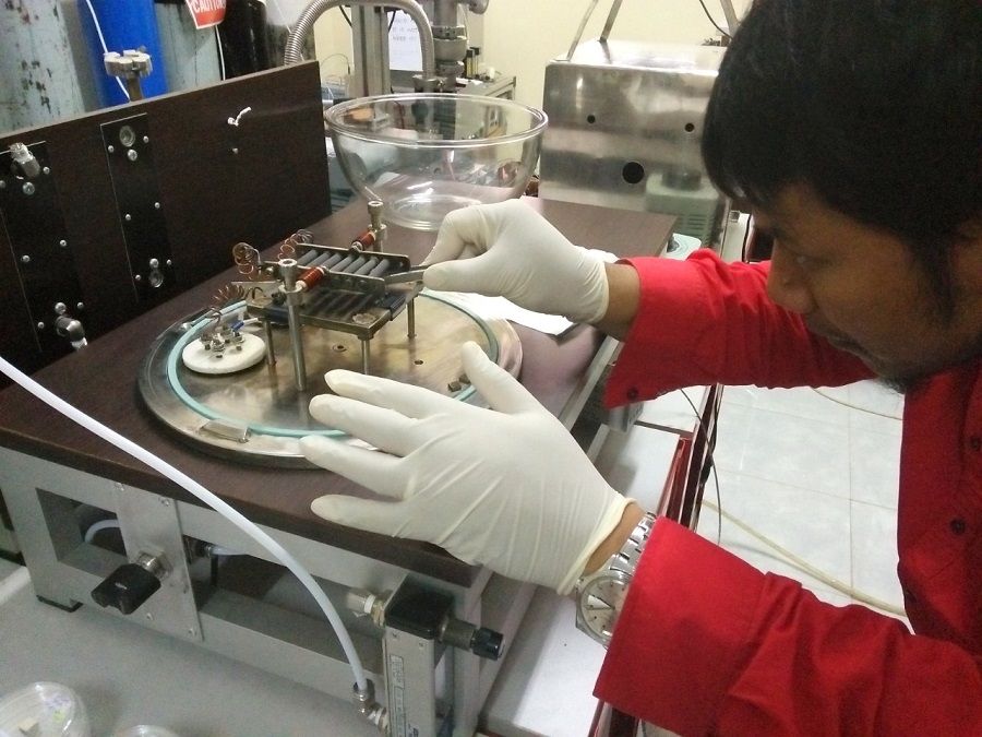 Penuh kesabaran dan ketelitian, saat Dr. Aladin Eko Purkuncoro, ST., MT, Dosen Teknik Mesin ITN Malang memasang batang demi batang batu baterai bekas di dalam reaktor ciptaannya. (Foto: Istimewa)