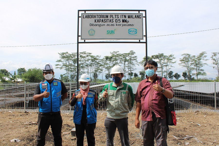 Tim pengembangan PLTS ITN Malang, ki-ka: Kukuh Prasetyo, Umi Umaroh, Tri Nugroho, dan Kepala Humas ITN Malang, F.X. Ariwibisono, ST., M.Kom. (Foto: Yanuar/humas)
