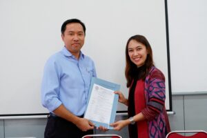 Penyerahan SK Pengurus Rukun Ibu Periode 2023-2027 oleh Rektor ITN Malang Awan Uji Krismanto ST., MT., Ph.D kepada Ketua Rukun Ibu Ratih Cahyaratri Pribadi, SP., MP