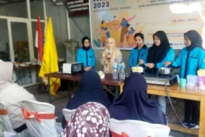 Mahasiswa Teknik Kimia ITN Malang memberikan pelatihan membuat lemon cake dan puding susu kepada ibu-ibu warga Kampung Srebet Barat, Desa Pesanggrahan, Kota Batu