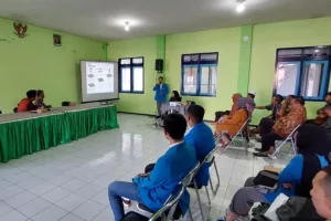 Mahasiswa KKNT Arsitektur ITN Malang memaparkan desain Ekowisata Damping Padi di Kelurahan Merjosari, Lowokwaru, Kota Malang