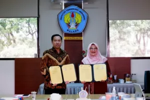 Rektor ITN Malang, Awan Uji Krismanto, ST., MT., Ph.D, dan Wakil Bupati Sumbawa, Dewi Noviany, S.Pd., M.Pd, memperlihatkan draf kerja sama