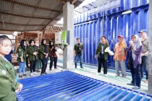 Pembelajaran berbasis proyek, mahasiswa ITN Malang study excursion ke pabrik kripik usus Proyek Brantas Clean Industry Initiative