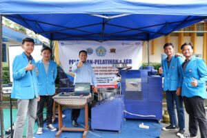 Dosen ITN Malang, Dr. Aladin Eko Purkuncoro, ST.,MT., bersama mahasiswa menunjukkan karya TTG mesin roasting biji kopi otomatis