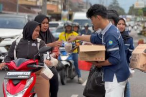 Himpunan Mahasiswa Teknik Elektro (HME) ITN Malang membagikan takjil gratis di Depan Perum Tirtasani Malang