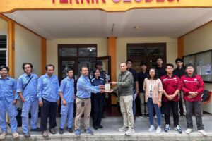 Kaprodi Teknik Geodesi S-1 ITN Malang, Dedy Kurnia Sunaryo, ST., MT., (kanan) memberikan cendera mata kepada Muhammad Mas’ud, PT Aptella Solusi Teknologi
