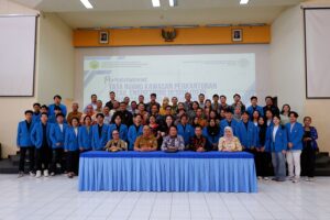 Rektor ITN Malang, Awan Uji Krismanto, ST., MT., PhD., (dua dari kanan) bersebelahan dengan Bupati Kabupaten Mahakam Ulu, Dr. Bonifasius Belawan Geh, SH., ME., bersama mahasiswa penerima beasiswa Mahulu