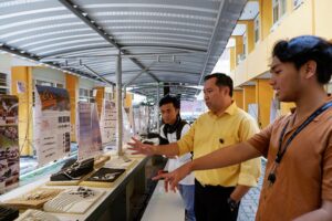 Rektor ITN Malang Awan Uji Krismanto ST., MT., PhD., melihat-lihat pameran arsitektur mahasiswa ITN Malang