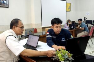 Rachmadi Setiawan, ST., MT., dan Widamuri Anistia, ST., M.Tr.T., melaksanakan uji vokasional terhadap mahasiswa Teknik Elektro S-1 ITN Malang.