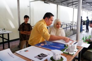 Rektor ITN Malang, Awan Uji Krismanto ST., MT., PhD., saat mengulas karya dari kelompok Musdalifah Iryani Sasole (1)