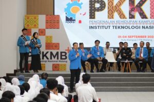 Rektor ITN Malang Awan Uji Krismanto, ST., MT., Ph.D., membuka acara PKKMB di Aula Kampus 1 ITN Malang.