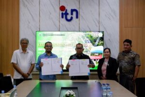 Penandatanganan kontrak kerja sama antara Kepala LPKU ITN Malang dengan Ir. Ardiyanto Maksimilianus Gai, ST., M.Si., MM., dan Kepala Dinas Lingkungan Hidup, Solman, S.Hut., M.Si