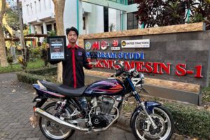 Dibyokaryono Timoteus, mahasiswa Teknik Mesin S-1, ITN Malang bersama motor kesayangannya Honda Megapro Hiu modifikasi