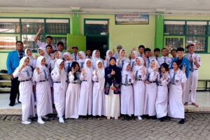 Foto bersama tim dosen Abdimas ITN Malang, mahasiswa pendamping, serta siswa SMKN 2 Singosari seusai penutupan pelatihan intensif sains data (2)