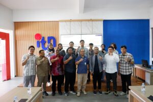 Peserta paparan Laporan Antara Penyusunan Peta Dasar Provinsi Jawa Timur dari perwakilan DPRKPCK Pemprov Jatim bersama tim ahli ITN Malang