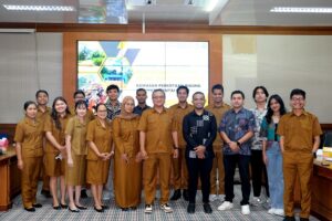 Foto bersama jajaran Pemkab Kutai Barat dan Tim Ahli ITN Malang usai kegiatan Forum Konsultasi Publik I Penyusunan RDTR dan KLHS Kawasan Perkotaan Linggang Bigung
