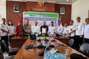Foto bersama jajaran pimpinan ITN Malang, dan Pemkab Timor Tengah Selatan sambil menunjukkan berkas kerja sama PKS yang telah resmi diperpanjang