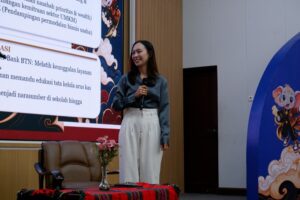 Branch Manager Bank BTN KCP Batu, Ratih Cahyaratri Pribadi, SP., MP., saat memberikan literasi keuangan kepada mahasiswa baru Abhyasa 57 pada acara Gigantik 2026 ITN Malang