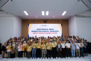 Jajaran pimpinan dan para dosen foto bersama usai acara Pertemuan Awal Semester Ganjil 2026-2027 di Aula Kampus 1.