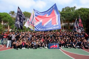 Maba Teknik Mesin S-1 kompak foto bersama sekprodi dan kakak tingkat