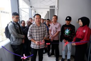 Rektor ITN Malang, Awan Uji Krismanto, S.T., M.T., Ph.D., memotong pita sebagai tanda diresmikannya penggunaan kembali Gedung U