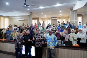 Rektor ITN Malang, Awan Uji Krismanto, ST., MT., Ph.D., (kemeja hitam) foto bersama pemateri dan peserta workshop penyusunan RPS berbasis Outcome-Based Education (OBE) memanfaatkan Claude AI.